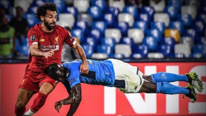 كوليبالي أفضل مدافع في “الكالتشيو” يحاول إيقاف صلاح على طريقة المصارعين(فيديو)