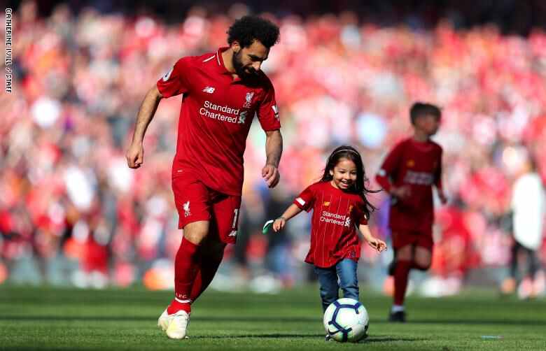 محمد صلاح يحتفل بهدفه في شباك نيوكاسل في احضان مكة
