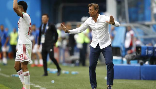 رينارد مدرب المنتخب السعودي يبدأ الاستعداد لمواجهة الصين ويُكيل المديح للعويس
