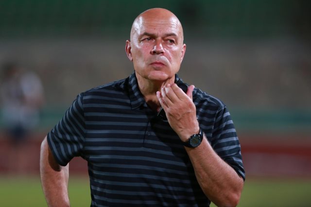 الأهلي السعودي يقيل مدرب الزمالك الأسبق .. ويلجأ لمدرب وطني