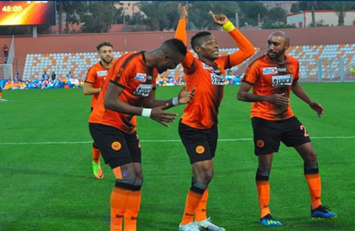 نهضة بركان يتخطى مازيمبي ويضرب موعدًا مع أورلاندو بيراتس في نهائي الكونفدرالية
