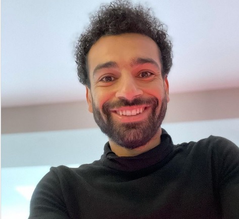 محمد صلاح مع قطته في أحدث ظهور بعد حديث رحيله عن الريدز(صورة)