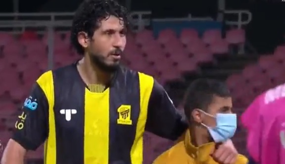 نجم منتخب مصر يوضح حقيقة لعبه مواجهة الاتحاد والنصر مصابًا
