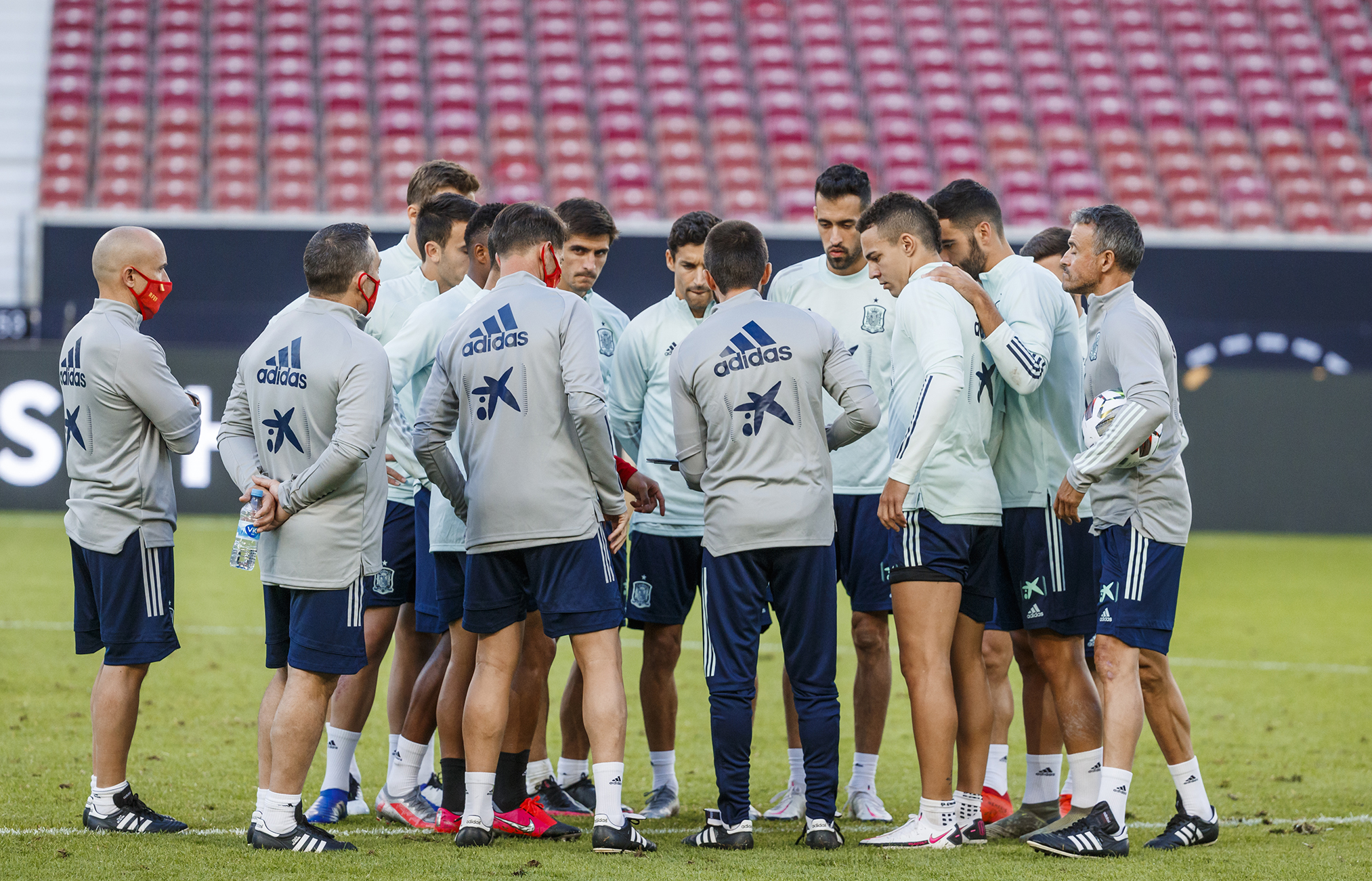منتخب إسبانيا في أول مران واستقبال بطريقة خاصة للموهبة بيدري(فيديو)