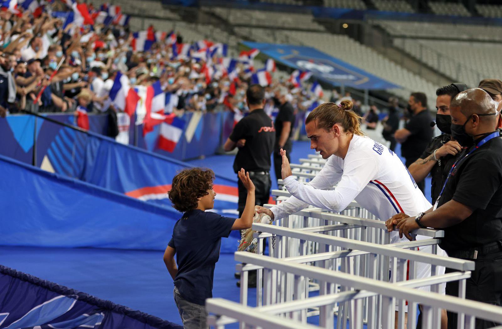 جريزمان يهدى حذائه لطفل بعد نهاية مباراة فرنسا وبلغاريا استعدادا لـ يورو 2020(صور)