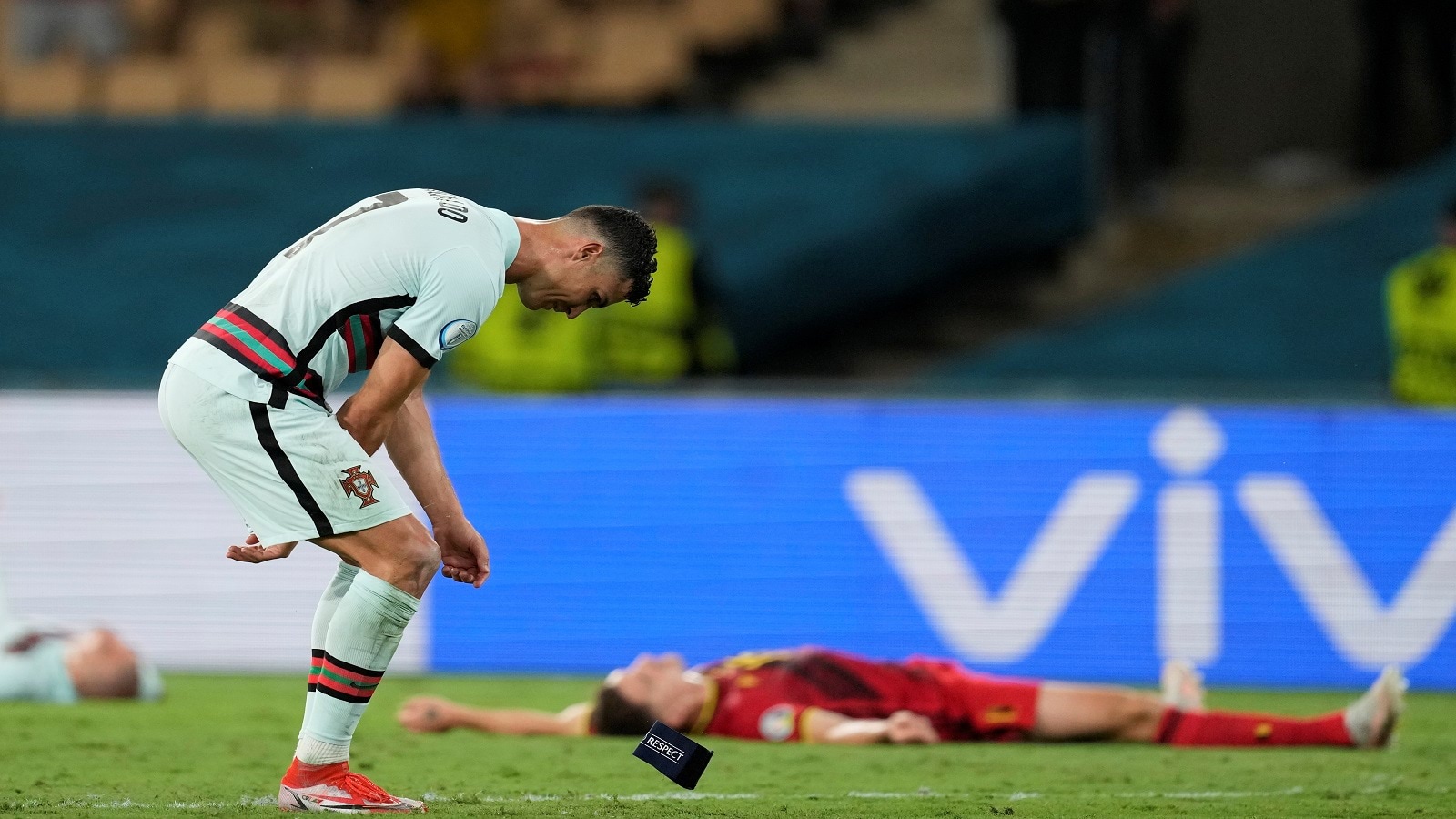 يوو 2020 ..كريستيانو رونالدو يركل شارة قيادة منتخب البرتغال بقدمه(فيديو)