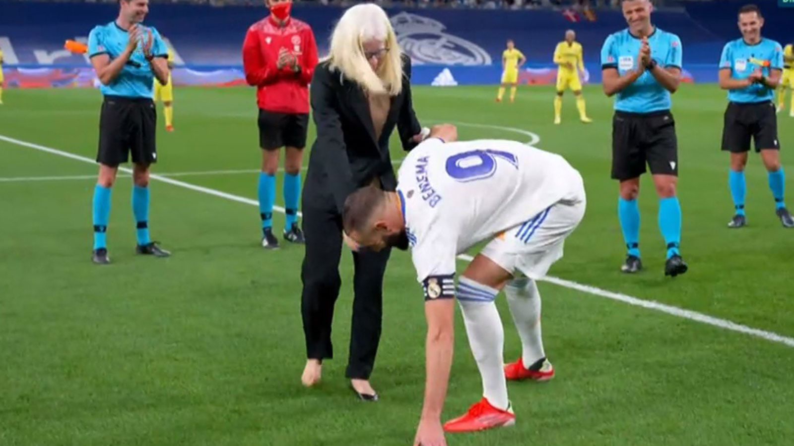 بنزيما يساعد بطلة بارالمبية في ارتداء حذاءها قبل مباراة ريال مدريد وفياريال (فيديو)