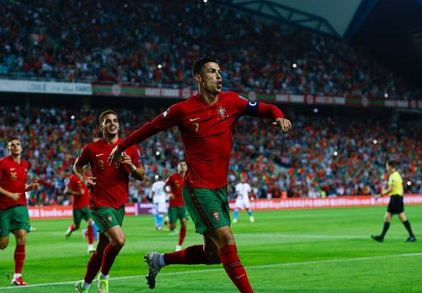 رونالدو خط أحمر .. ما سبب تزيين حسابات بعض الأندية الإنجليزية على تويتر باللون الأحمر؟!