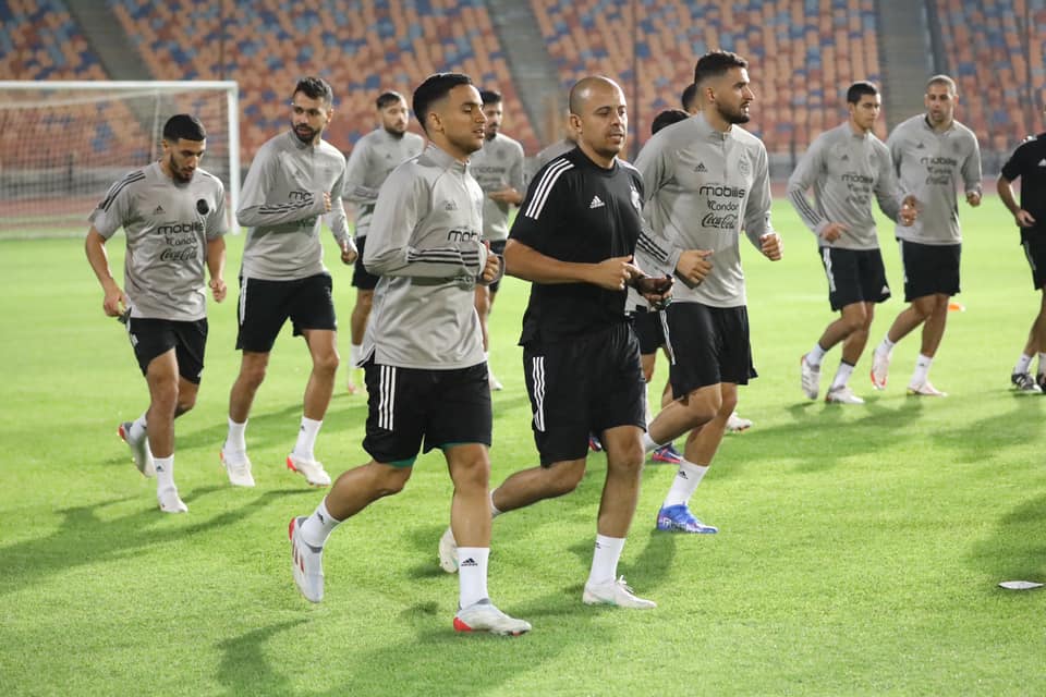 لاعبو المنتخب الجزائري يجرون أول حصة تدريبية بملعب القاهرة الدولي