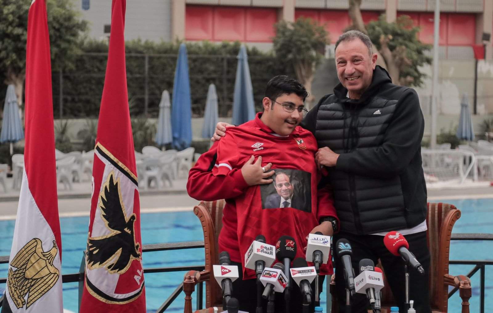 أخبار الأهلي: الخطيب يهدي أحمد طارق عضوية رياضية وقميص الأهلي مزينا بصورة فخامة الرئيس السيسي