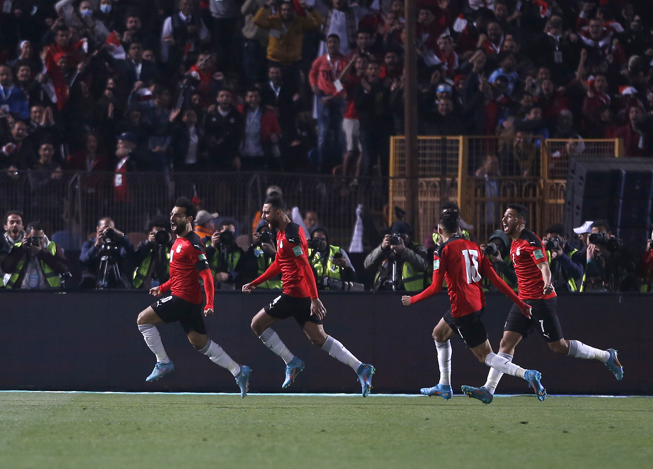 بعد الأداء المخيب لمنتخب مصر للشباب بكأس الأمم.. إيهاب جلال: دولة إفريقية قامت بتزوير سن اللاعبين