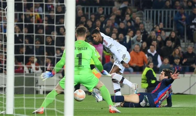 مانشستر يونايتد يفرض التعادل على برشلونة بالدوري الأوروبي … روما يتلقى خسارة قاسية أمام سالزبروج