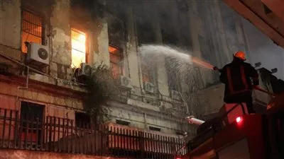 إخماد حريق سنترال رمسيس بعد اشتعاله مجددًا.. واستمرار عمليات التبريد لتفادي تجدد النيران