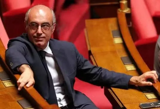 عُثر عليه مُعَلَّقاً.. انتحار شخصية سياسية بارزة في فرنسا