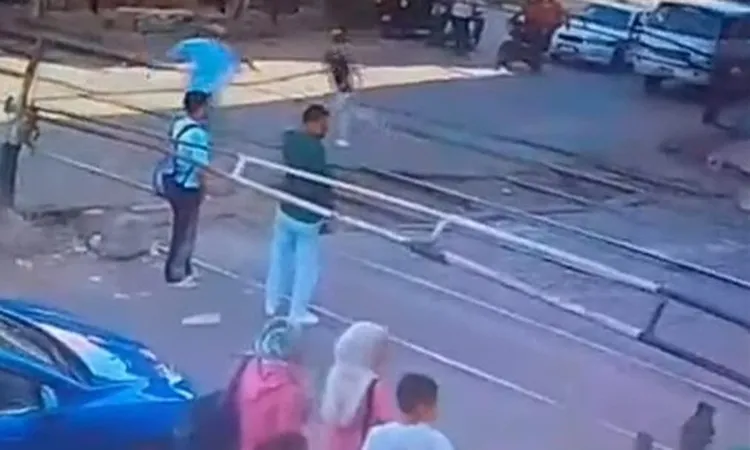 رئيس نقابة العاملين بالسكة الحديد يكرم عامل مزلقان أنقذ شابًا ببني سويف