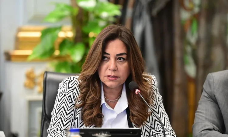 وزيرة البيئة: احتواء بقعة زيتية خفيفة بالنيل ومحطات مياه الشرب لم تتأثر