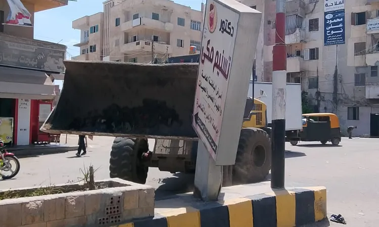 إزالة 58 إعلانًا مخالفًا بفوه في كفر الشيخ