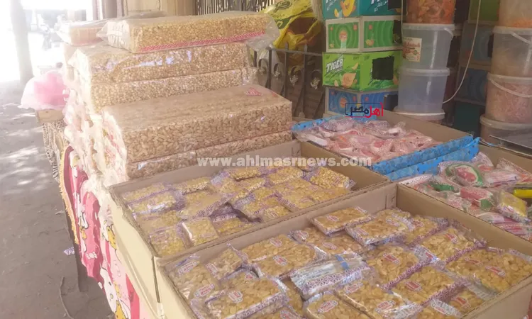 العنبر والحمصية والسمسمية.. حلوى المولد النبوي أشكال وأنواع والأسعار تبدأ من 70 جنيهًا بكفر الشيخ (صور)
