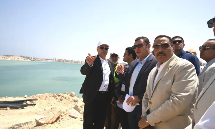 وزير الإسكان ومحافظ مطروح يتفقدان مشروع إحلال وتجديد كوبري روميل